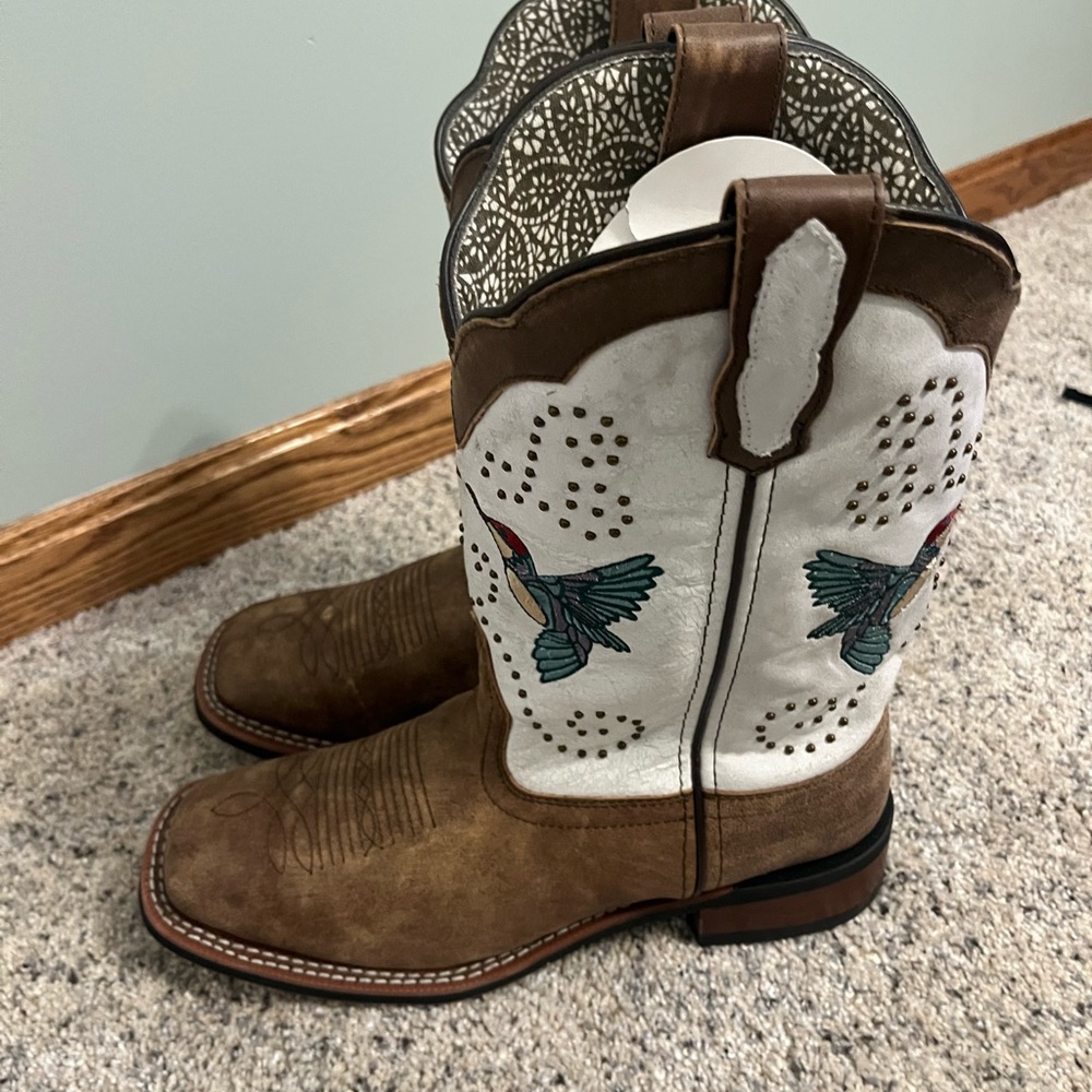 LAREDO WOMEN'S 11" HUMMINGBIRD EMBROIDERED STUDDED WESTERN PERFORMANCE BOOTS